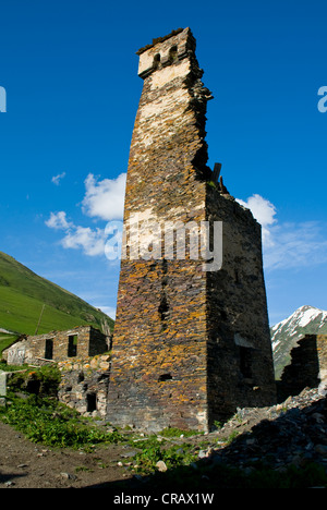 Storico villaggio di montagna di Ushguli, sito Patrimonio Mondiale dell'UNESCO, provincia di Svaneti, Georgia, Medio Oriente Foto Stock