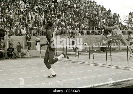 Edwin Mosè competere nei 400 metri ostacoli al 1976 Noi pista olimpica e sperimentazioni in campo. Foto Stock