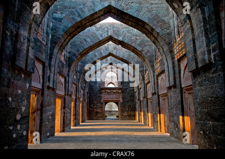 Hindola Mahal, rovina della città di Mandu, Madhya Pradesh, India, Asia Foto Stock