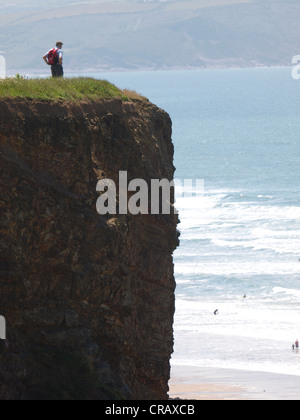 Walker permanente sulla scogliera, Bude, Cornwall, Regno Unito Foto Stock