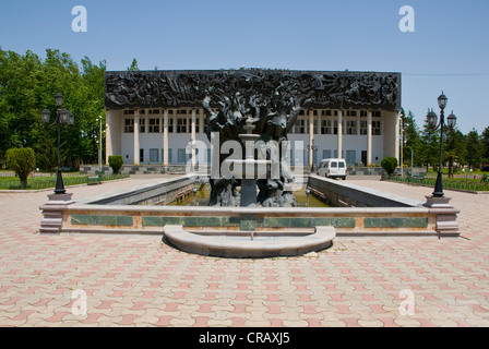 Un monumento in una fontana dell'epoca sovietica, vicino a Kutaisi, Georgia, nel Caucaso, in Medio Oriente Foto Stock