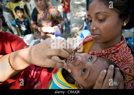 Donna con bambino piccolo, campagna di vaccinazione per i bambini dal tedesco medici per i Paesi in via di sviluppo a Calcutta, , India Foto Stock