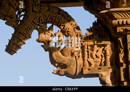 Mitica creatura e sculture decorative, Khajuraho Gruppo di Monumenti Patrimonio dell'Umanità UNESCO, Madhya Pradesh, India Foto Stock