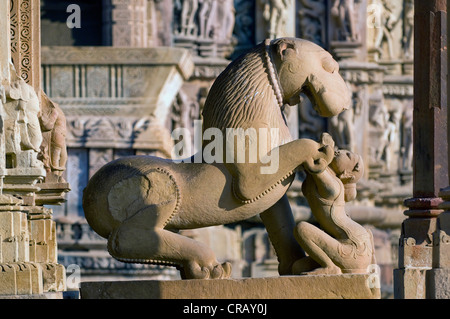 Scultura di una mitica creatura, Khajuraho Gruppo di Monumenti Patrimonio dell'Umanità UNESCO, Madhya Pradesh, India, Asia Foto Stock