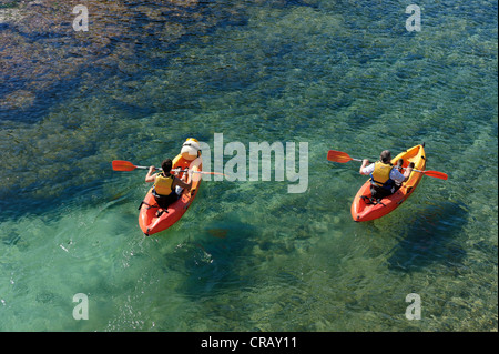 Padre e figlio kayak nelle acque cristalline di Cala Santa Galdana Minorca spagna isole baleari Foto Stock