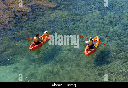 Padre e figlio kayak nelle acque cristalline di Cala Santa Galdana Minorca spagna isole baleari Foto Stock