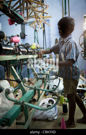 11-anno-vecchio figlio operaio in una zanzariera fabbrica, Karur, Tamil Nadu, India, Asia Foto Stock