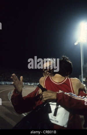 Seb Coe un abbraccio da suo padre Pietro dopo il record mondiale del miglio in 3:47.33 nel 1981 Golden Mile, Bruxelles Foto Stock