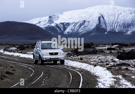 Veicolo in viaggio nelle highlands nevoso vicino Askja, Islanda, Europa Foto Stock