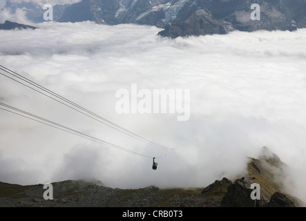 Lo Schilthorn Funivia sopra le nuvole vicino Murren, Svizzera Foto Stock