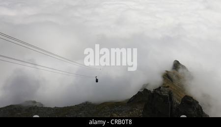 Lo Schilthorn Funivia sopra le nuvole vicino Murren, Svizzera Foto Stock