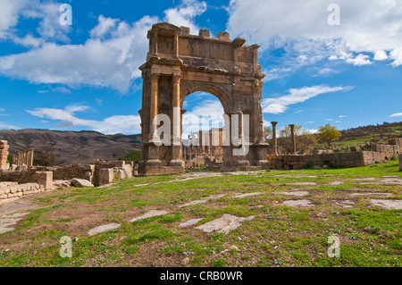 Arco trionfale dell'imperatore Caracalla, le rovine romane di Djemila, Sito Patrimonio Mondiale dell'Unesco, Kabylie, Algeria, Africa Foto Stock