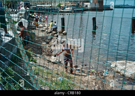 I cubani si riuniscono domenica mattina a Regla Harbour Foto Stock