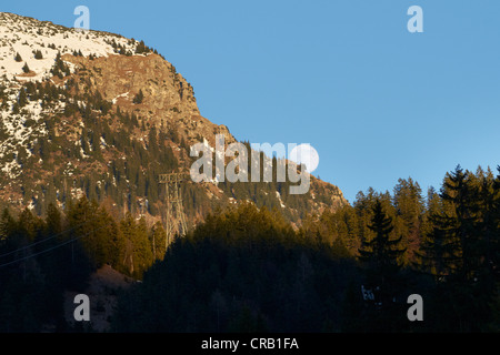 Luna crescente al di sopra del picco di Nebelhorn Foto Stock