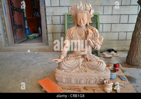 Artigianato tibetano, statua del Buddha nel processo decisionale, non verniciate, dal legno e argilla, Tibet, Cina e Asia Foto Stock