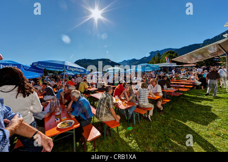 Giardino della birra, esterni festival ground, Viehscheid festival, il cerimoniale la guida verso il basso del bestiame dai pascoli di montagna Foto Stock