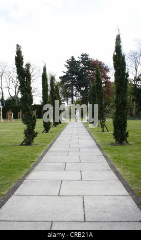 Sentiero lastricato che conduce a grecian statua stile West Retford Hotel, North Road, Retford, Lincolnshire, Inghilterra, Regno Unito DN22 7XG Foto Stock