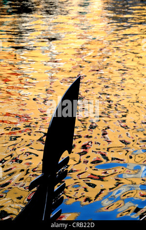 Dettaglio della gondola veneziana contro acqua riflessioni Foto Stock