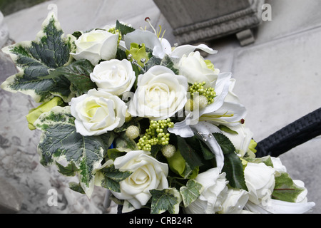 Bouquet collocato su una sedia sul patio West Retford Hotel, North Road, Retford, Lincolnshire, Inghilterra, Regno Unito DN22 7XG Foto Stock