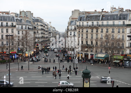 Si tratta di un immagine del luogo di Montparnasse a Parigi alla fine della strada di Rennes. Tipico stile di Parigi edificio. Strada trafficata. Foto Stock