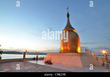 Di birmani di visitatori e pellegrini al dorato Pagoda Bupaya sul Fiume Ayeyarwady al crepuscolo, Old Bagan, pagano, birmania, myanmar Foto Stock