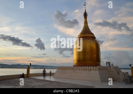 Di birmani di visitatori e pellegrini al dorato Pagoda Bupaya sul Fiume Ayeyarwady al crepuscolo, Old Bagan, pagano, birmania, myanmar Foto Stock