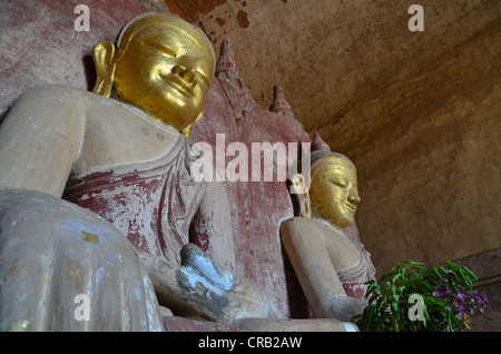 Il buddismo, due dorato Buddha seduto figure nella pagoda del tempio Htilominlo dal XIII secolo, uno degli ultimi grandi Foto Stock