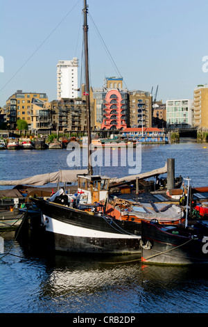 Regno Unito, Inghilterra, Londra, chiatte sul Tamigi, Bermondsey Foto Stock