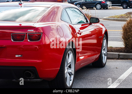 Un Rosso Sport Auto in un parcheggio da leggere Foto Stock