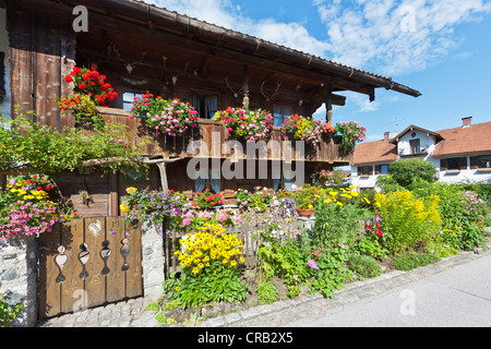 Vecchia fattoria con fiori, Bernried am Starnberger See, Alta Baviera, Baviera, Germania, Europa PublicGround Foto Stock