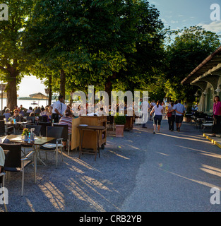 Giardino della birra nella luce della sera, Herrsching am Ammersee, Lago Ammer, Alta Baviera, Baviera, Germania, Europa Foto Stock