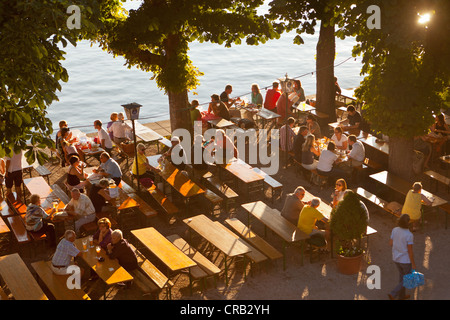 Giardino della birra nella luce della sera, Herrsching am Ammersee, Lago Ammer, Alta Baviera, Baviera, Germania, Europa Foto Stock