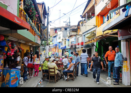 La gente festeggia nelle strade, nelle baraccopoli, Comuna 13, Medellin, Colombia, Sud America, America Latina, America Foto Stock