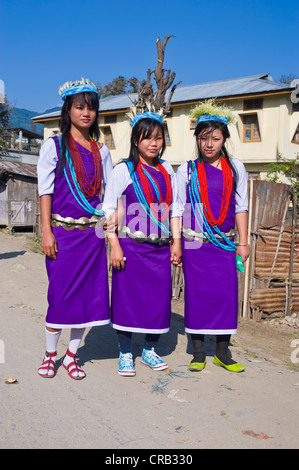 Gruppo di tradizionalmente condita giovani donne dalla Hillmiri gruppo etnico in Arunachal Pradesh, a nord est dell India, India, Asia Foto Stock