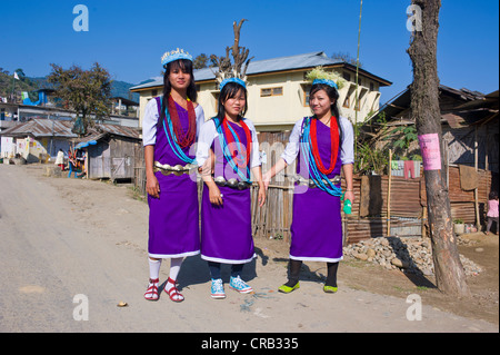 Gruppo di tradizionalmente condita giovani donne dalla Hillmiri gruppo etnico in Arunachal Pradesh, a nord est dell India, India, Asia Foto Stock