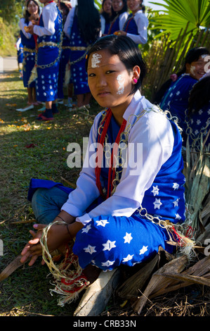 Tradizionalmente Vestiti donna dalla Hillmiri gruppo etnico vicino Daporijo, Arunachal Pradesh, a nord est dell India, India, Asia Foto Stock