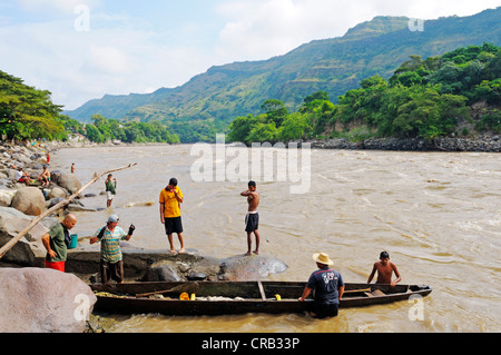 Pescatore al lavoro sul fiume Magdalena, città di Honda, Colombia, America del Sud, America Latina Foto Stock