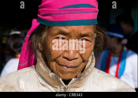 Tradizionalmente Vestiti donna dalla Hillmiri gruppo etnico vicino Daporijo, Arunachal Pradesh, a nord est dell India, India, Asia Foto Stock