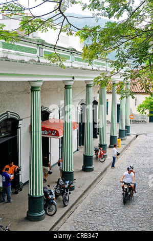 Mercato storico salone con colonne e arcate, città di Honda, Colombia, America del Sud, America Latina Foto Stock