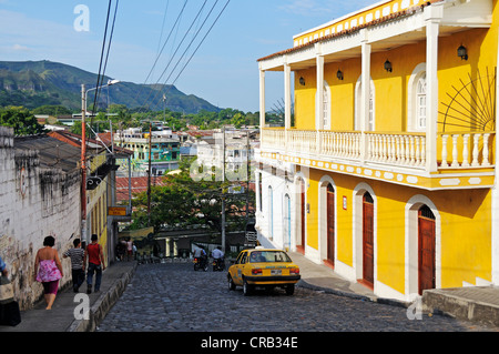 Street con edificio coloniale nella città di Honda, Colombia, Sud America, America Latina Foto Stock