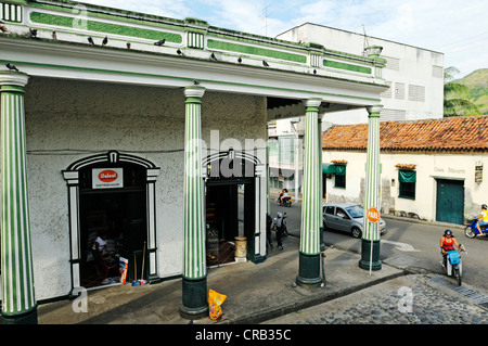 Mercato storico salone con colonne e arcate, città di Honda, Colombia, America del Sud, America Latina Foto Stock