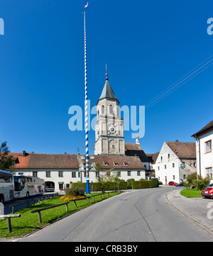 Il polling con la chiesa parrocchiale di San Salvator e Santa Croce, Heilig Kreuz, ex canonici agostiniani Chiesa, Polling Foto Stock