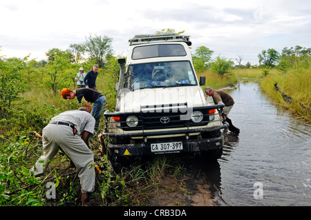 I turisti in un safari libera una jeep bloccata, Caprivi Strip o striscia di Okavango, Namibia, Africa Foto Stock