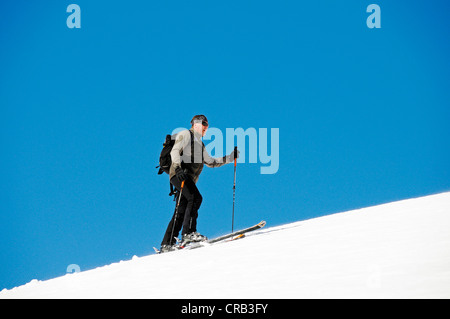 Guida di montagna crescente tour con gli sci, ski tour route nella valle dei Tauri, sulla strada per il rifugio Hagener vicino a Mallnitz Foto Stock