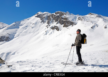 Guida di montagna crescente tour con gli sci, ski tour route nella valle dei Tauri, sulla strada per il rifugio Hagener vicino a Mallnitz Foto Stock