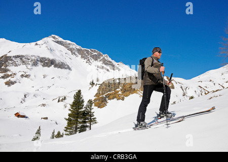 Guida di montagna crescente tour con gli sci, ski tour route nella valle dei Tauri, sulla strada per il rifugio Hagener vicino a Mallnitz Foto Stock