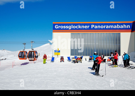 Gli sciatori nella parte anteriore delle gondole del Grossglockner Panoramabahn funivia sul Monte Schareck, Parco Nazionale Hohe Tauern, Carinzia Foto Stock