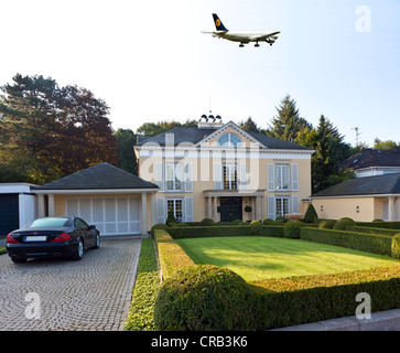 Piano il Lerchesberg, lusso zona residenziale con il rumore degli aeromobili dalla pista 28R, 07L, la nuova pista di Francoforte Foto Stock