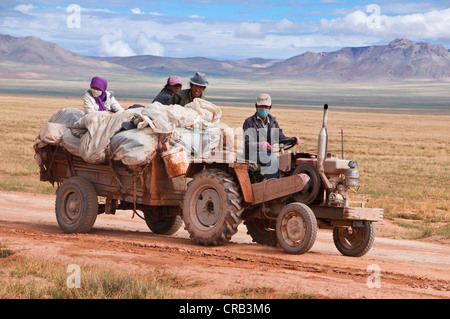 Pellegrini tibetani su un trattore su strada da Gerze a Tsochen, Tibet occidentale, Tibet, Asia Foto Stock