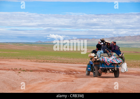 Pellegrini tibetani su un trattore su strada da Gerze a Tsochen, Tibet occidentale, Tibet, Asia Foto Stock